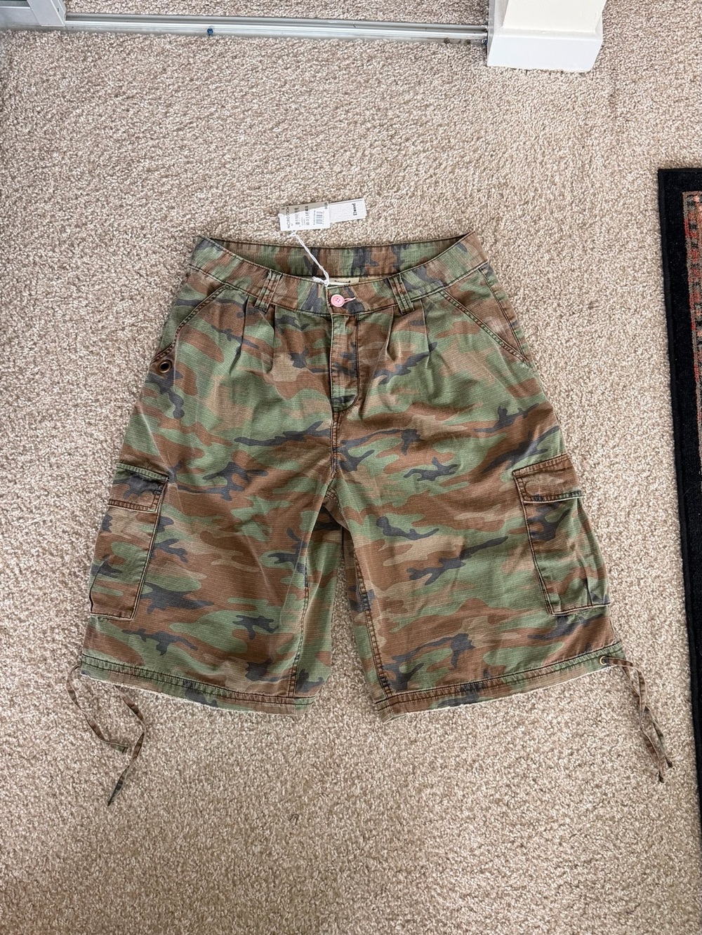 NWT Elwood Baggy Camo short - Picture 3 of 4